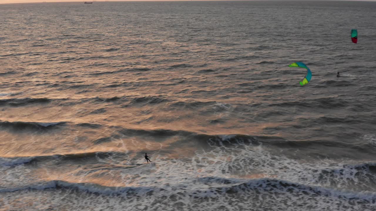 kitesurfistas cerca de la playa de domburg durante la puesta de sol