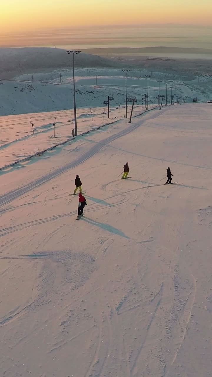 кататься на лыжах и сноуборде на заснеженной горе