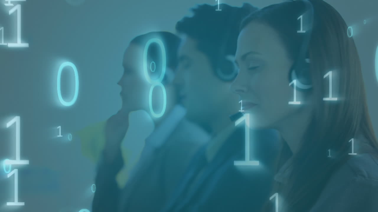 un equipo animado de centro de llamadas multiétnico con una configuración de oficina mejorada por la tecnología.