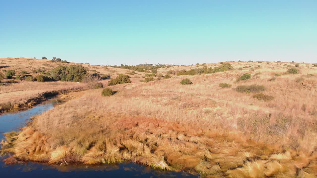 부드럽고 매끄러운 삼일 댐 위의 공중 리버스 샷