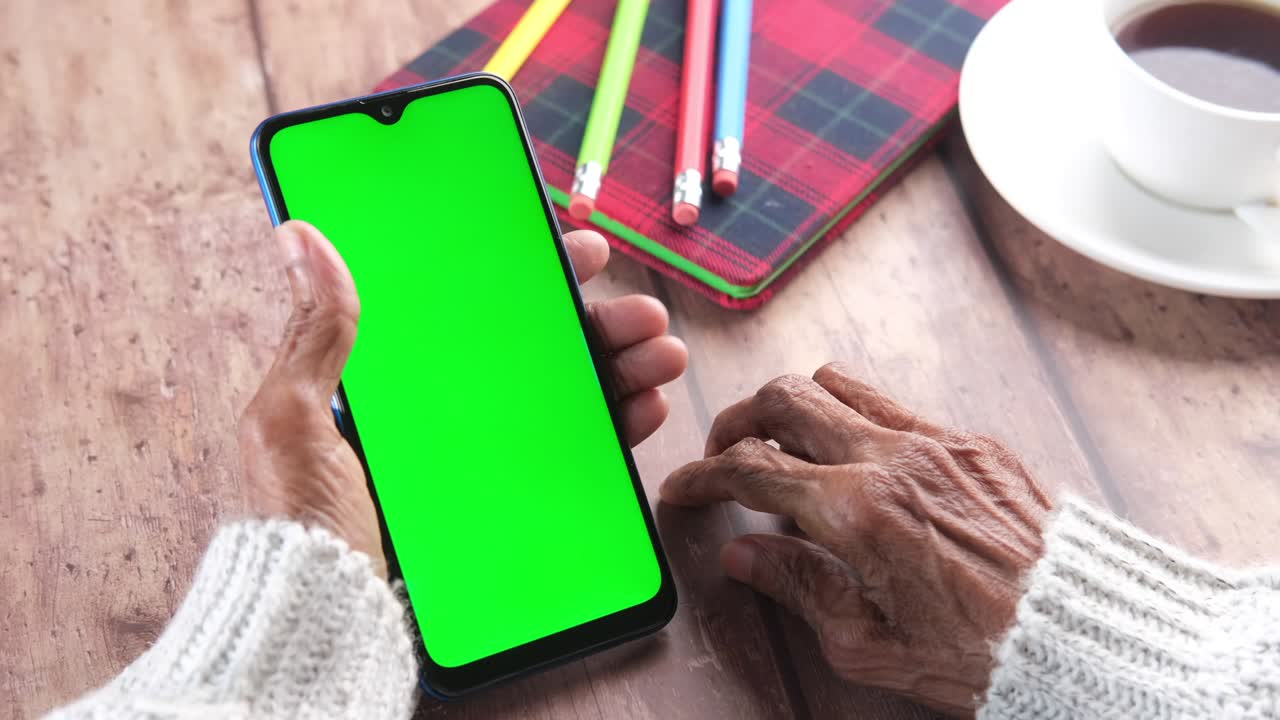 mano de mujer mayor con teléfono inteligente cerrar