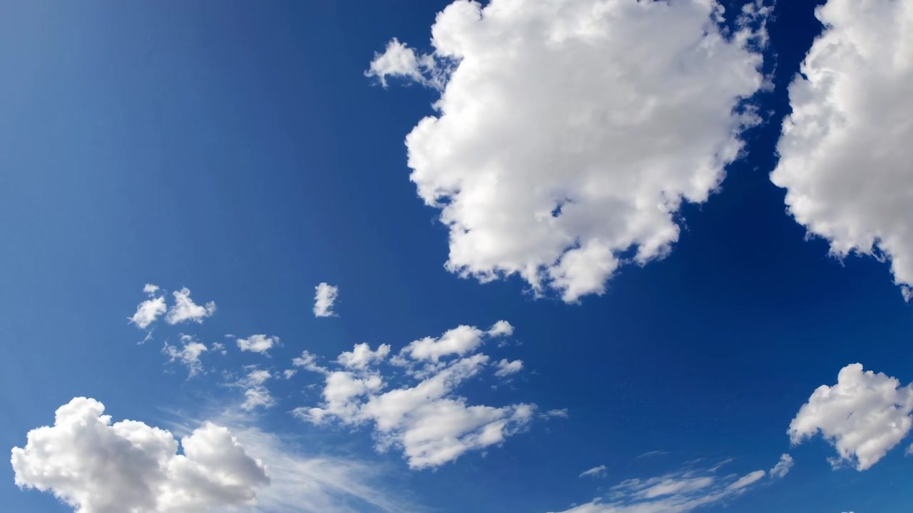 Campo di grano dorato e cielo blu con nuvole