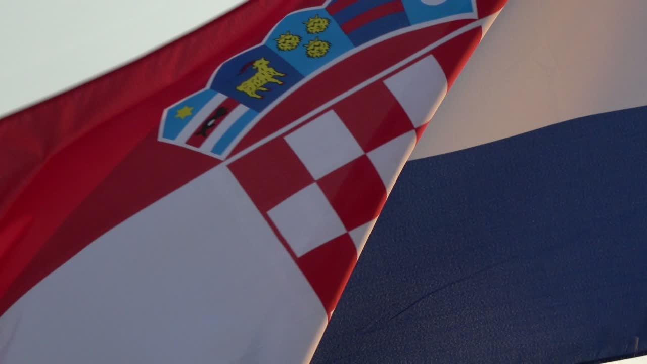 크로아티아의 발이 바람에 흔들리고, 어두워지고, 삼색 발.