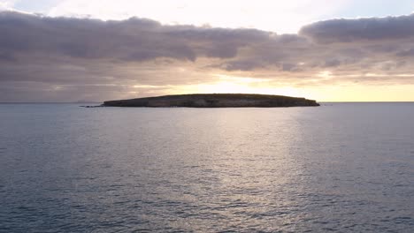 Imágenes-De-Drones-De-Una-Isla-Remota-A-Lo-Largo-De-La-Costa-De-Australia-Del-Sur-Durante-La-Puesta-De-Sol