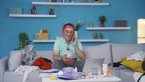 un hombre de negocios gracioso imitando a la persona con la que está hablando.
