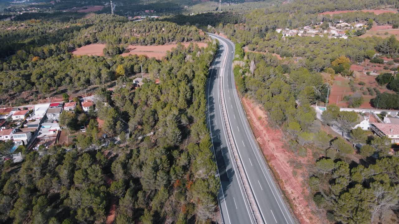 paisaje aéreo de la carretera en el bosque