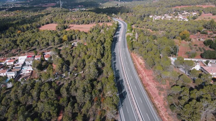 Paesaggio aereo di un'autostrada nella foresta