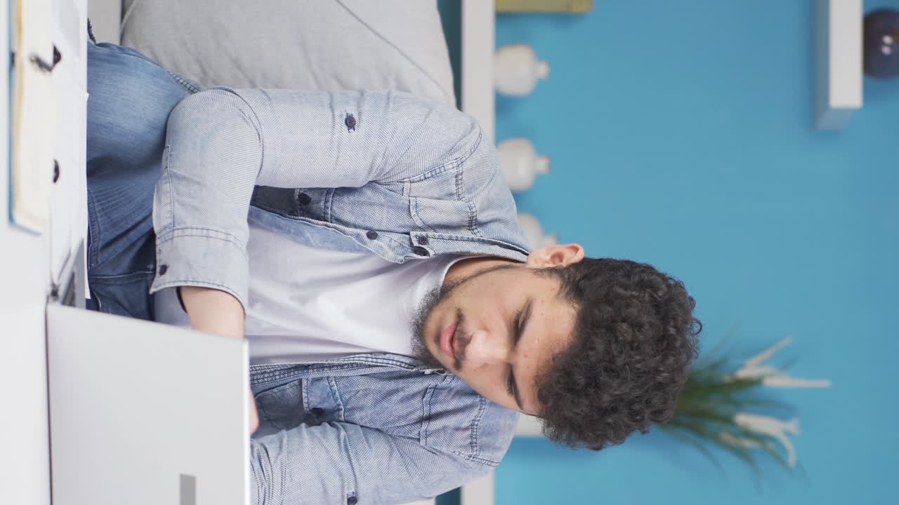 Vertikal video av Mann som drikker vann for et sunt liv
