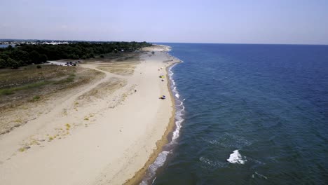 Drohnenclip,-Der-Sich-Rückwärts-Entlang-Eines-Tropischen-Strandes-Mit-Goldenem-Sand-In-Der-Gegend-Von-Keramoti,-Kavala,-In-Nordgriechenland-In-4k-Bewegt