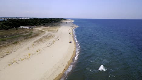 clip de drone moviéndose hacia atrás a lo largo de una playa tropical con arena dorada en el área de keramoti, kavala, en el norte de grecia en 4k