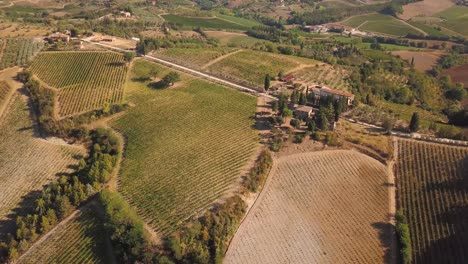 droneshot gire lentamente a la izquierda e incline hacia arriba sobre el paisaje toscano en italia en 4k
