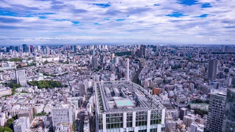 vista aérea del horizonte de la ciudad de tokio con nubes que pasan en un día vibrante