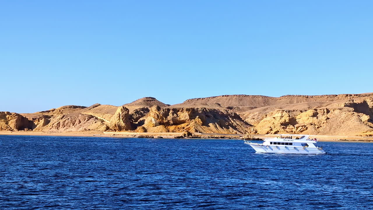 Kızıldeniz'de Cennet Plajı Orange Bay'e doğru seyreden turistik yat.