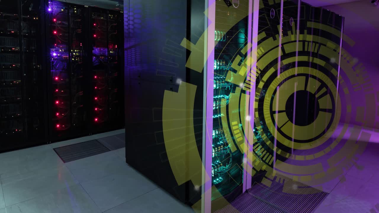 Animazione di uno scanner rotondo giallo che gira su sfondo di sala server di computer