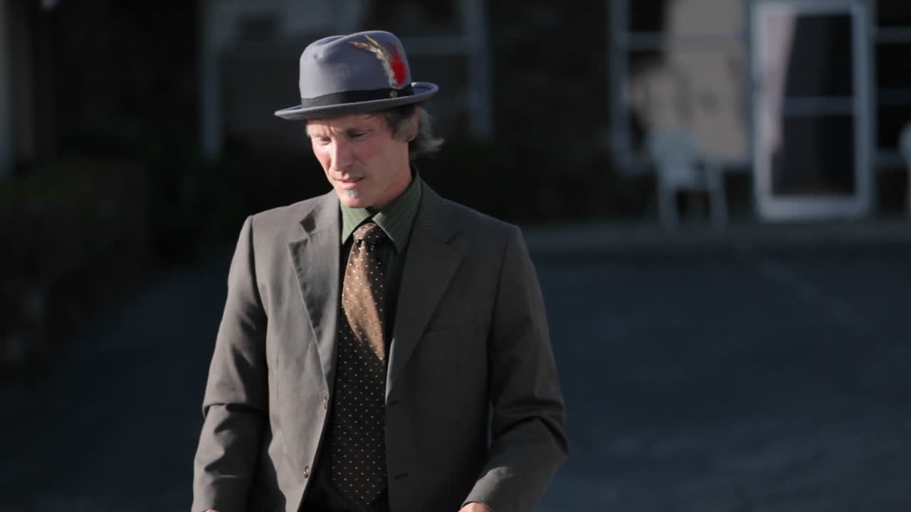 한 남자가 세 개의 주황색 공을 사용하여 저글링을 하고 있습니다.