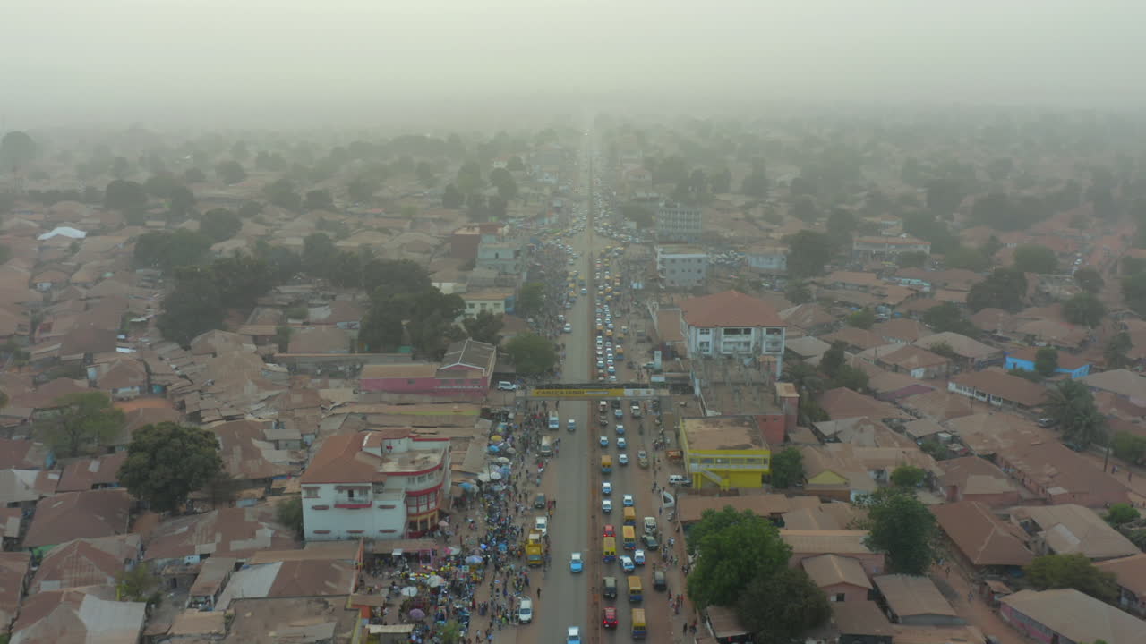 Vista aerea di una strada trafficata e di un mercato a Guinea-Bissau