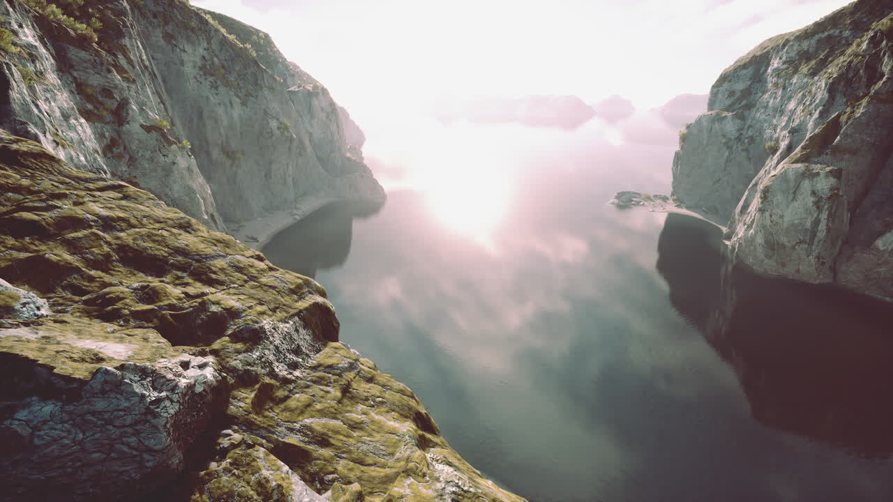 해가 뜨면 평온한 협곡 강 풍경