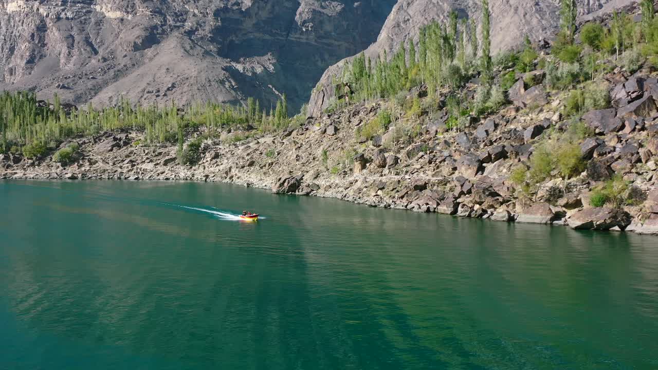 화창한 여름날 상부 카추라 호수에서 아름다운 푸른 물에서 모터보트를 타고 스카두 파키스탄 산림의 공중 드론 관광객