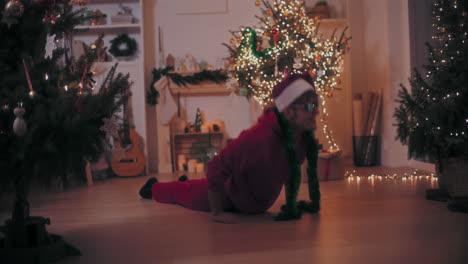 hombre emocionado realizando una acrobacia mientras baila en el suelo durante la navidad