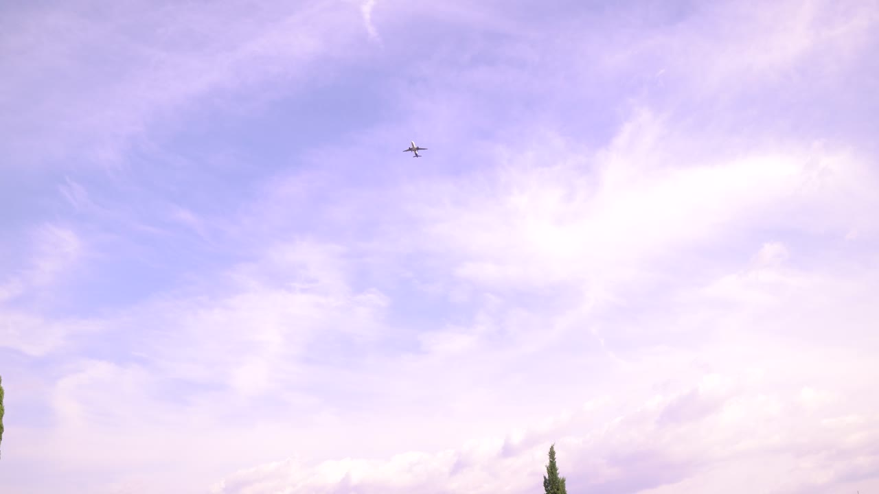 구름 위로 날아다니는 비행기