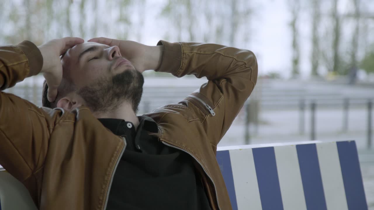 un joven molesto con las manos en la cabeza.