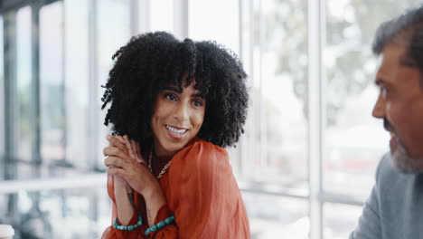 Negocios,-Aplausos-Y-Mujer-Negra-Hablando.