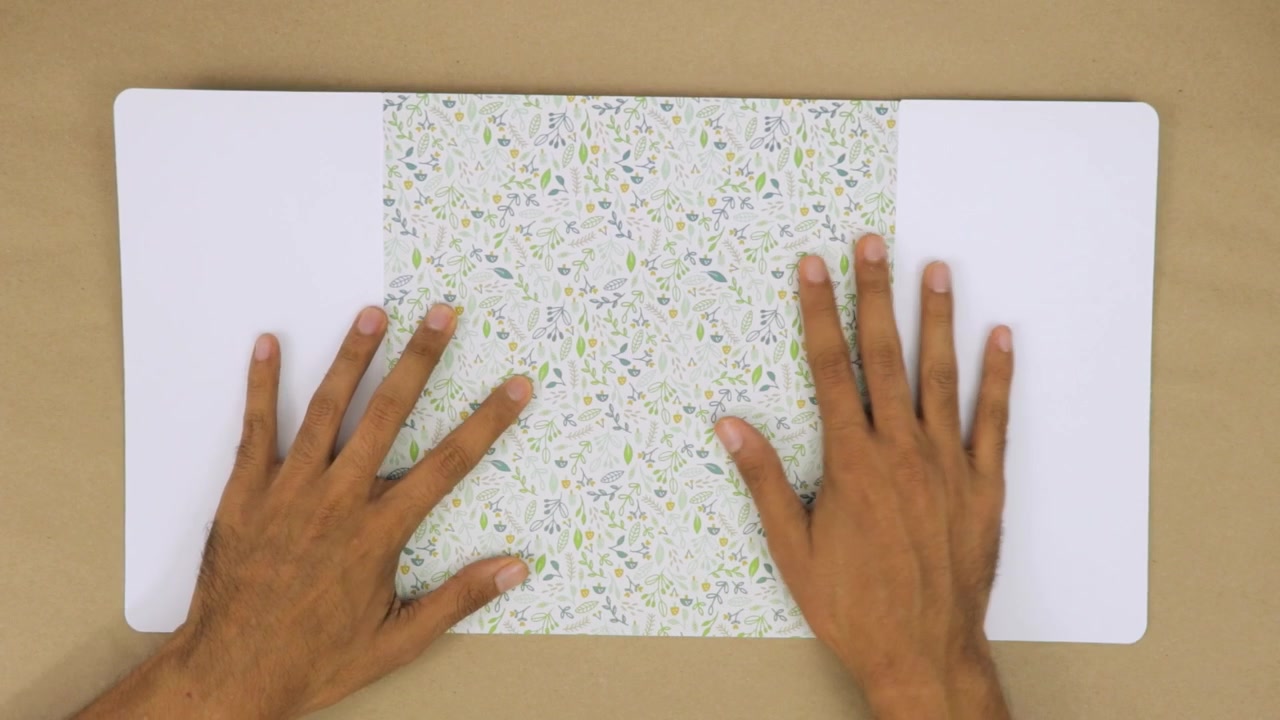 Iniziare a piegare la carta per creare uno scrapbook per il bambino