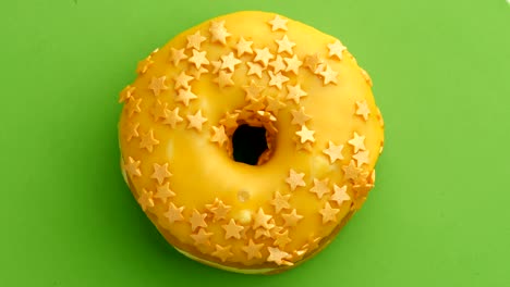 el donut glazado de primer plano.