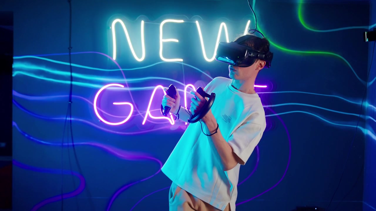 Giovane uomo che gioca a un gioco di realtà virtuale con luci al neon