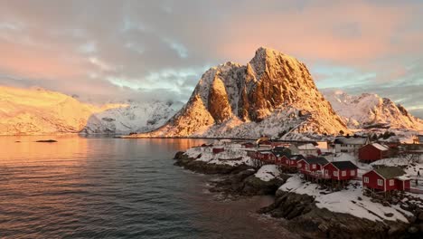 Impresionante-Puesta-De-Sol-De-Invierno-En-Hamnoy-En-Reine,-Lofoten