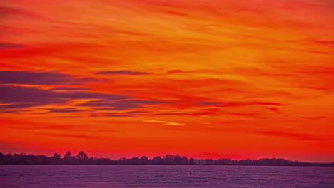 Wunderschöner-Skyline-Zeitraffer,-Orangefarbene-Himmelswolken,-Die-Sich-über-Das-Land-Bewegen