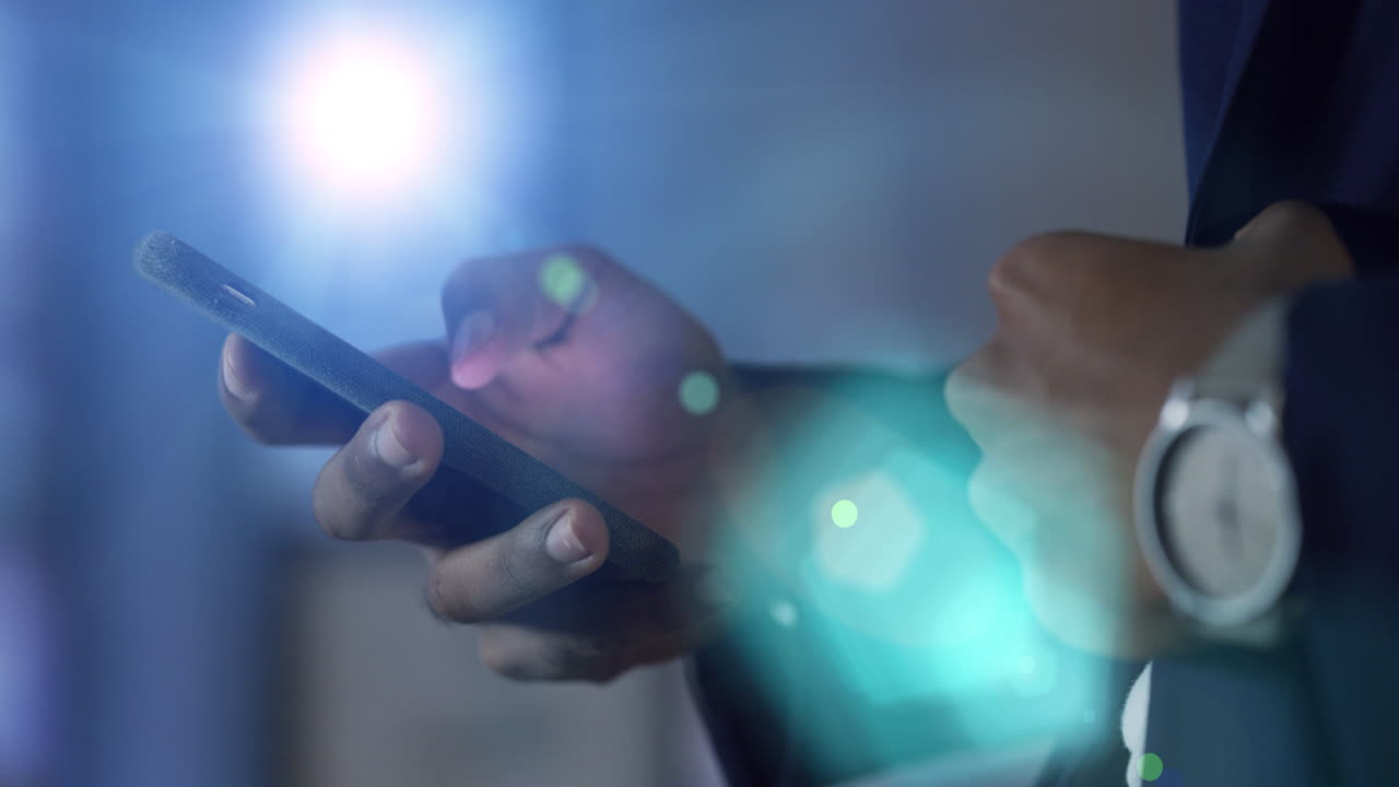 reflejo de la lente, teléfono y primer plano de las manos en la oficina