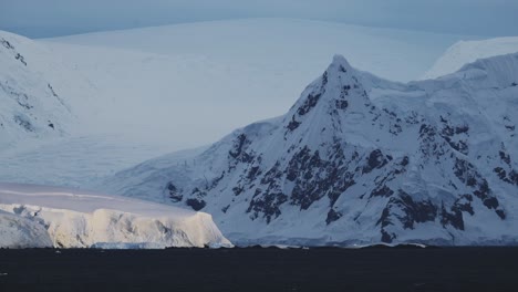 Gletscher-Und-Berge-An-Der-Küste,-Antarktische-Berglandschaft-Mit-Küstenlandschaft,-Blaue-Winterszene-Mit-Eis-Und-Meerwasser,-Meereslandschaft-Der-Antarktischen-Halbinsel-In-Wunderschöner-Dramatischer-Szene