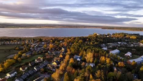 Vuelo-Aéreo-De-Drones-Sobre-La-Ecoaldea-De-La-Bahía-De-Findhorn-En-Paisajes-Pintorescos,-Las-Montañas-Y-El-Mar-Escoceses,-La-Belleza-Natural-De-La-Isla