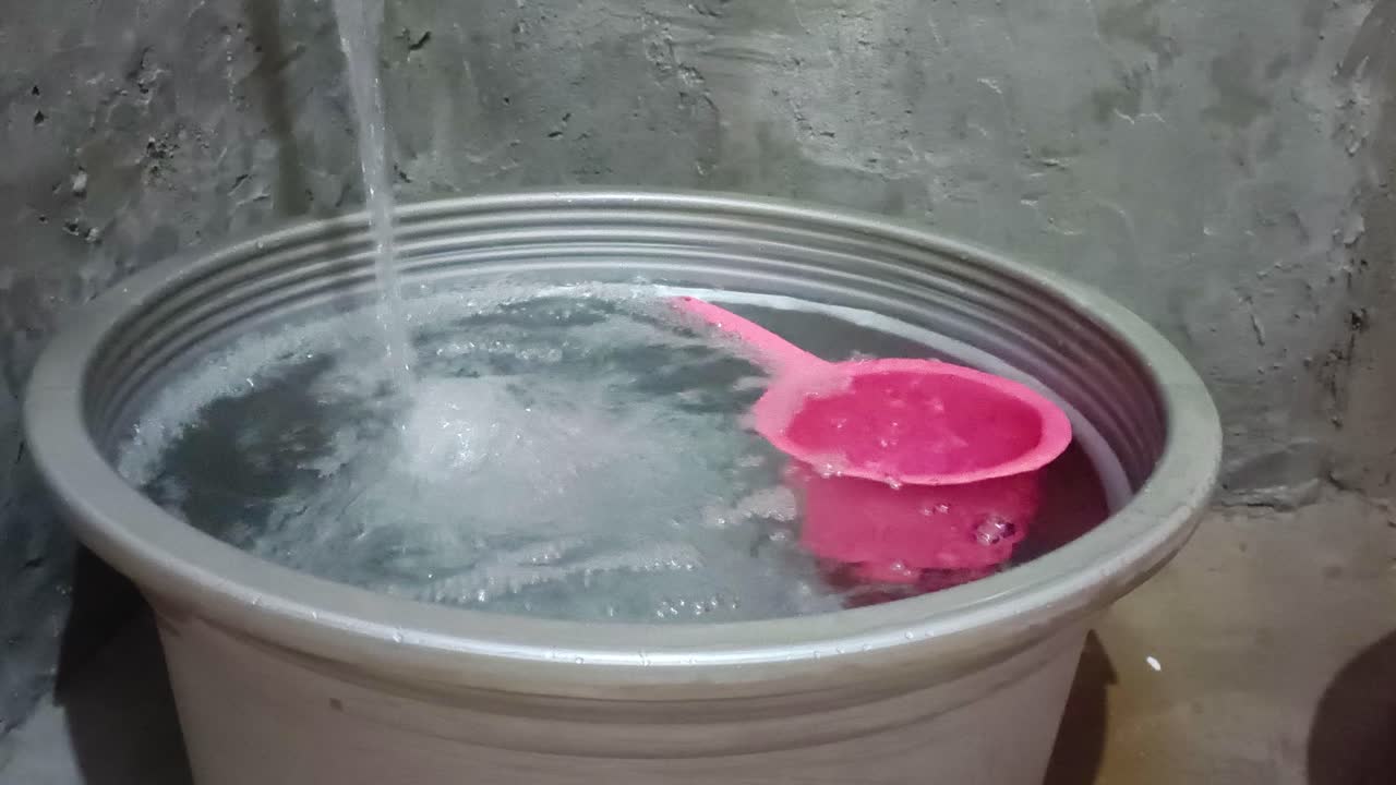 느린 동작으로 욕조에 물을 채우세요.