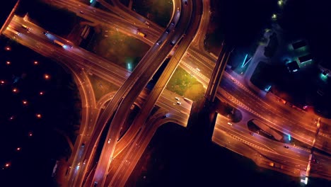 vista aérea nocturna de una intersección de autopista caminos de tráfico en la noche de moscú