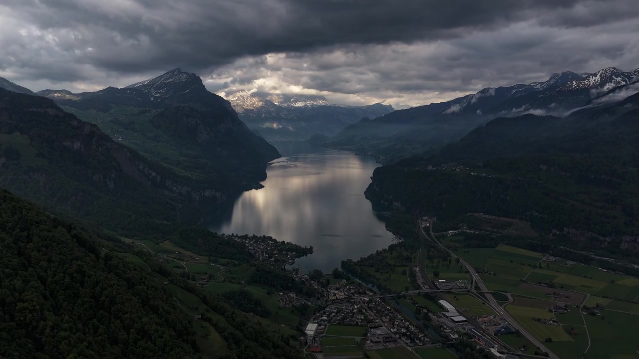 Sveitsin luonto dramaattinen maisema Walenjärven laakso Glarusin Alpit ilmakuva timelapse