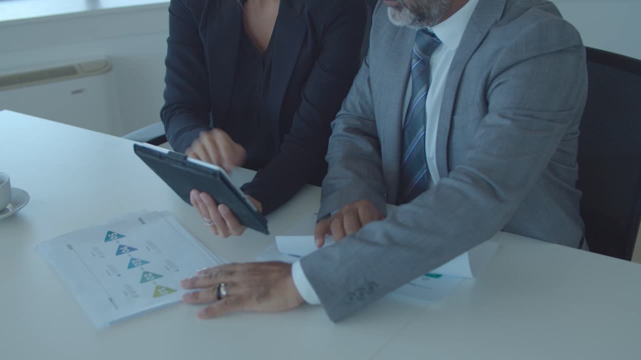 Partner commerciali che si incontrano e discutono i report di progetto