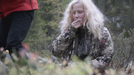 mujer cazando en el bosque