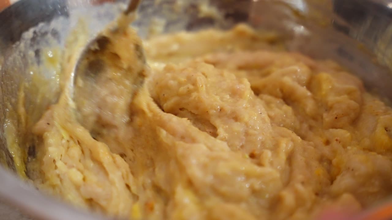 鶏肉の濃厚なミートボールの生地が完全に混ざり合い、成形前の滑らかな質感が現れています。スローモーションの詳細をご覧ください。