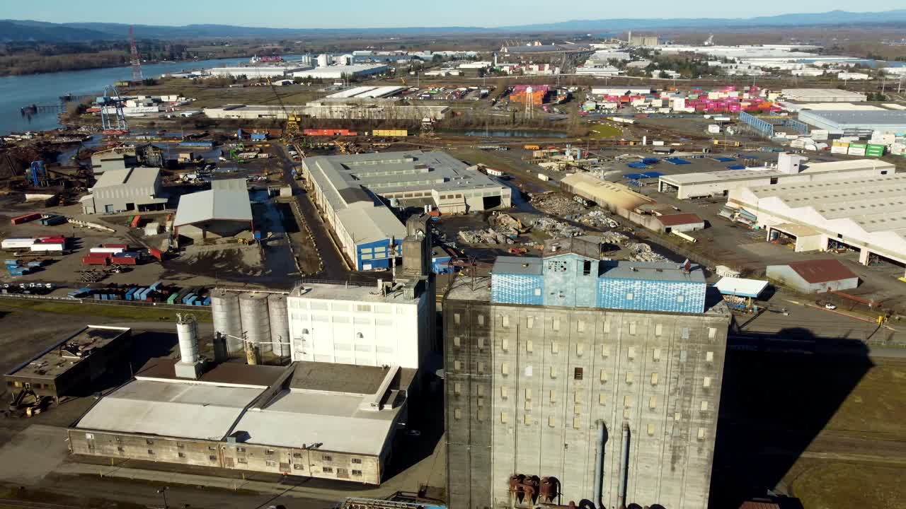 USA, Oregon, Portland, 2026-02-11 - Veduta aerea con drone del Porto di Portland vicino a St Johns, area industriale, container, ferrovia, in inverno.