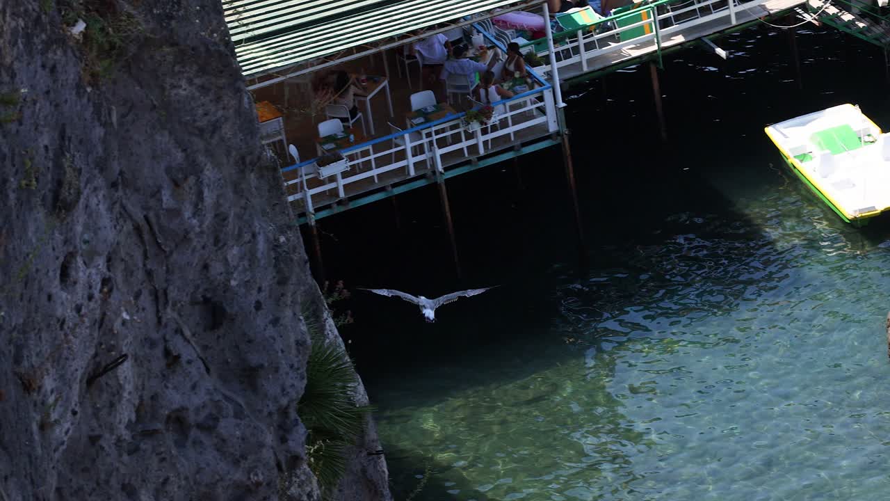 바가에서 수영하고 휴식을 취하는 사람들