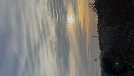 Clouds-in-the-sky-at-sunset