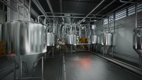 grandes tanques de fermentación de acero en una amplia sala de una moderna fábrica de producción de alcohol