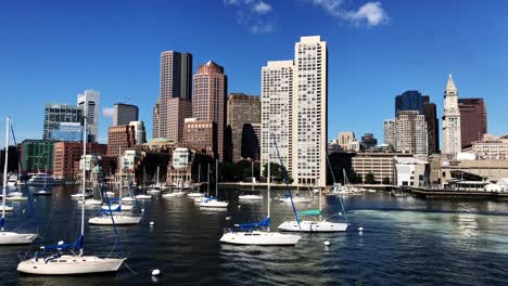 Boston-Skyline-Paning-Von-Bord-Eines-Schiffes-Mit-Blick-Auf-Den-Inneren-Hafen,-Kleine-Boote-Und-Die-Skyline-Des-Finanzviertels-Der-Stadt-Boston