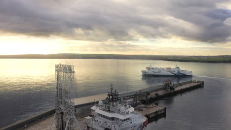 ferry partiendo del puerto hacia una hermosa puesta de sol