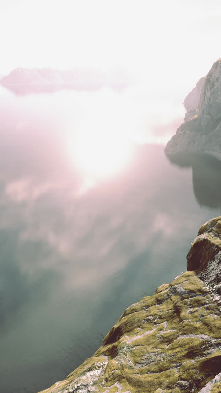 조용 한 물체 위 에 있는 안개 가 가득 한 산 의 풍경