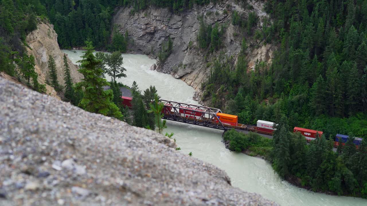 tren de carga que viaja a través de un río en el hermoso paisaje de golden british colombia canada
