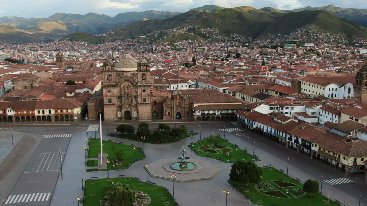 Orbita aerea impareggiabile della Plaza de Armas di Cusco, della Chiesa della Compagnia di Gesù, della città e delle Ande all'orizzonte