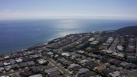 Aerial-high-panning-shot-of-a-coastal-neighborhood-in-Malibu,-California